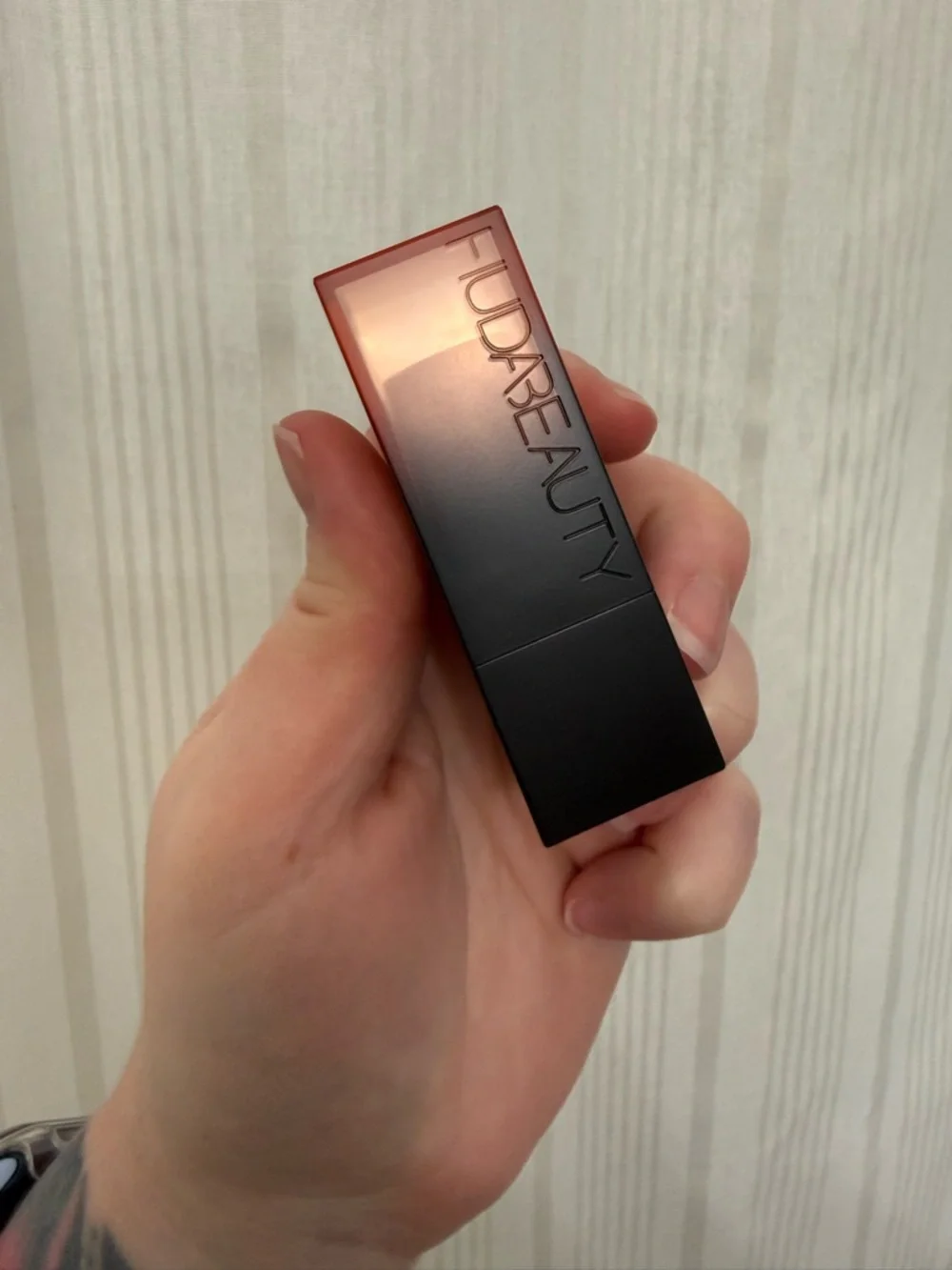 NIB💥 Huda Beauty Power Bullet Cream Glow Hydrating Lipstick in Honey Bun